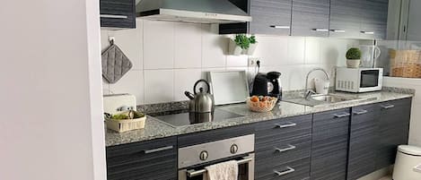 Réfrigérateur, four à micro-ondes, un four, surface de cuisson