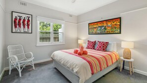 2 sovrum, strykjärn/strykbräda, resesäng och sängkläder