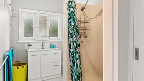 Dusch, hårtork och handdukar