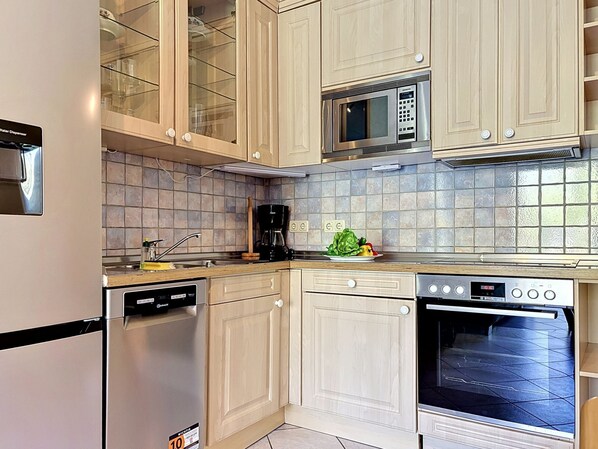 Fridge, oven, cookware/dishes/utensils