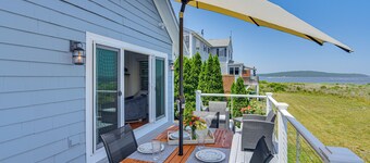 Coastal Portsmouth Home w/ Bay Access Near Newport