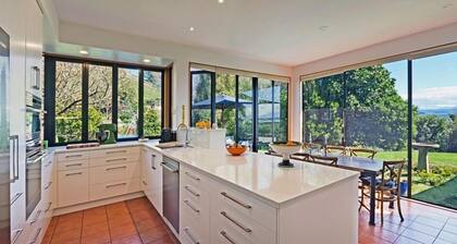 Clairmont Retreat - Fantastic Nelson Holiday Home with Spa Pool!