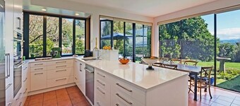 Clairmont Retreat - Fantastic Nelson Holiday Home with Spa Pool!