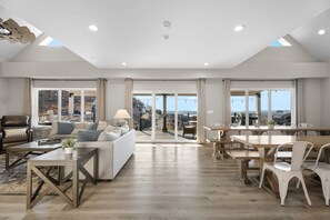 Smart-tv, een open haard en videospelletjes