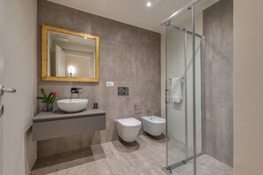 Combined shower/bathtub, hair dryer