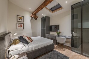 4 bedrooms, desk, iron/ironing board, WiFi