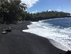 Beach nearby, sun-loungers, beach towels - Oceanfront In Beautiful Tropical Area, by black sand beach - Oceana Hawaii (Pahoa)