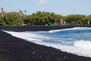 Beach nearby, sun loungers, beach towels
