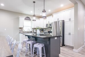 Geladeira, micro-ondas, fogão, cooktop