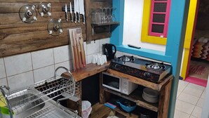 Căn hộ có thiết kế đặc sắc | Bếp nhỏ riêng | Tủ lạnh, lò vi sóng, dụng cụ nấu nướng/bát dĩa/dao nĩa 