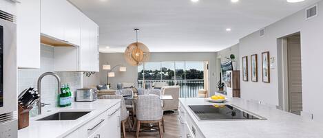 Kühlschrank, Mikrowelle, Ofen, Herdplatte