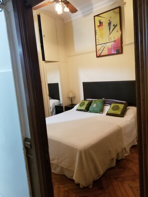 2 habitaciones, tabla de planchar con plancha, wifi y ropa de cama