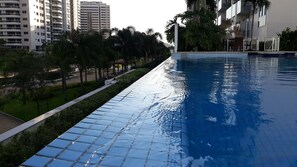 Una piscina al aire libre, una piscina climatizada