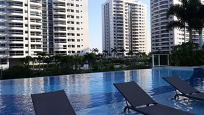 Utomhuspool och uppvärmd pool