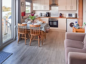 Cookware/dishes/utensils - 2 bedroom accommodation in Brundall, near Norwich (Brundall, near Norwich)