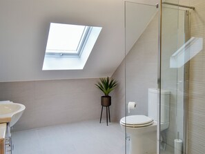 Towels - 5 bedroom accommodation in Kilmaurs, near Kilmarnock (Kilmaurs, near Kilmarnock)