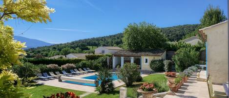 Een buitenzwembad en een verwarmd zwembad