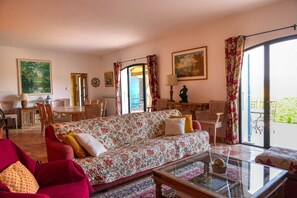 Smart TV, DVD player, table football, ping pong