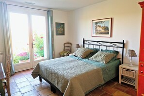 6 bedrooms, desk, iron/ironing board, travel crib