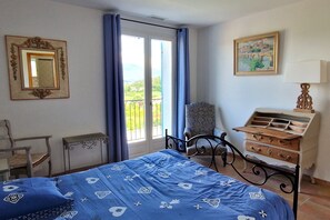 6 camere, una scrivania, ferro/asse da stiro, culla da viaggio