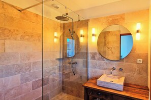Bathtub, hair dryer, towels, soap - Villa 5* comfort - splendid view Mt Ventoux - peace and nature 2 km from centre (Vaison-la-Romaine)