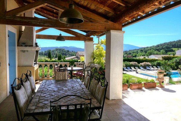 Outdoor dining - Spacious Villa 5* for 12 pers., air cond., heated pool, view Mt. Ventoux (Vaison-la-Romaine)
