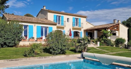 Spacious Villa 5* for 12 pers., air cond., heated pool, view Mt. Ventoux