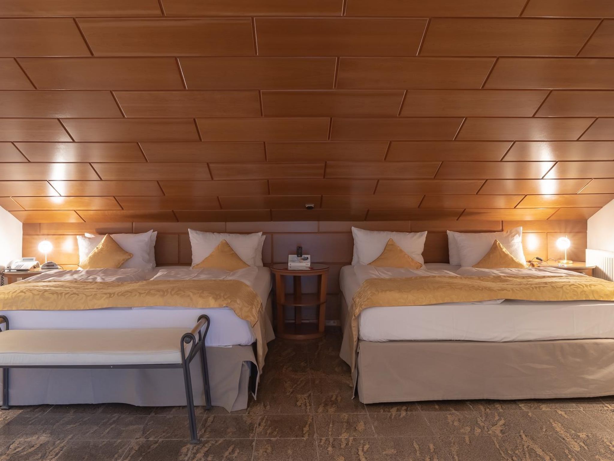 Suite king-size bed, bath with shower, toilet - Hotel-Restaurant Barbarossahof