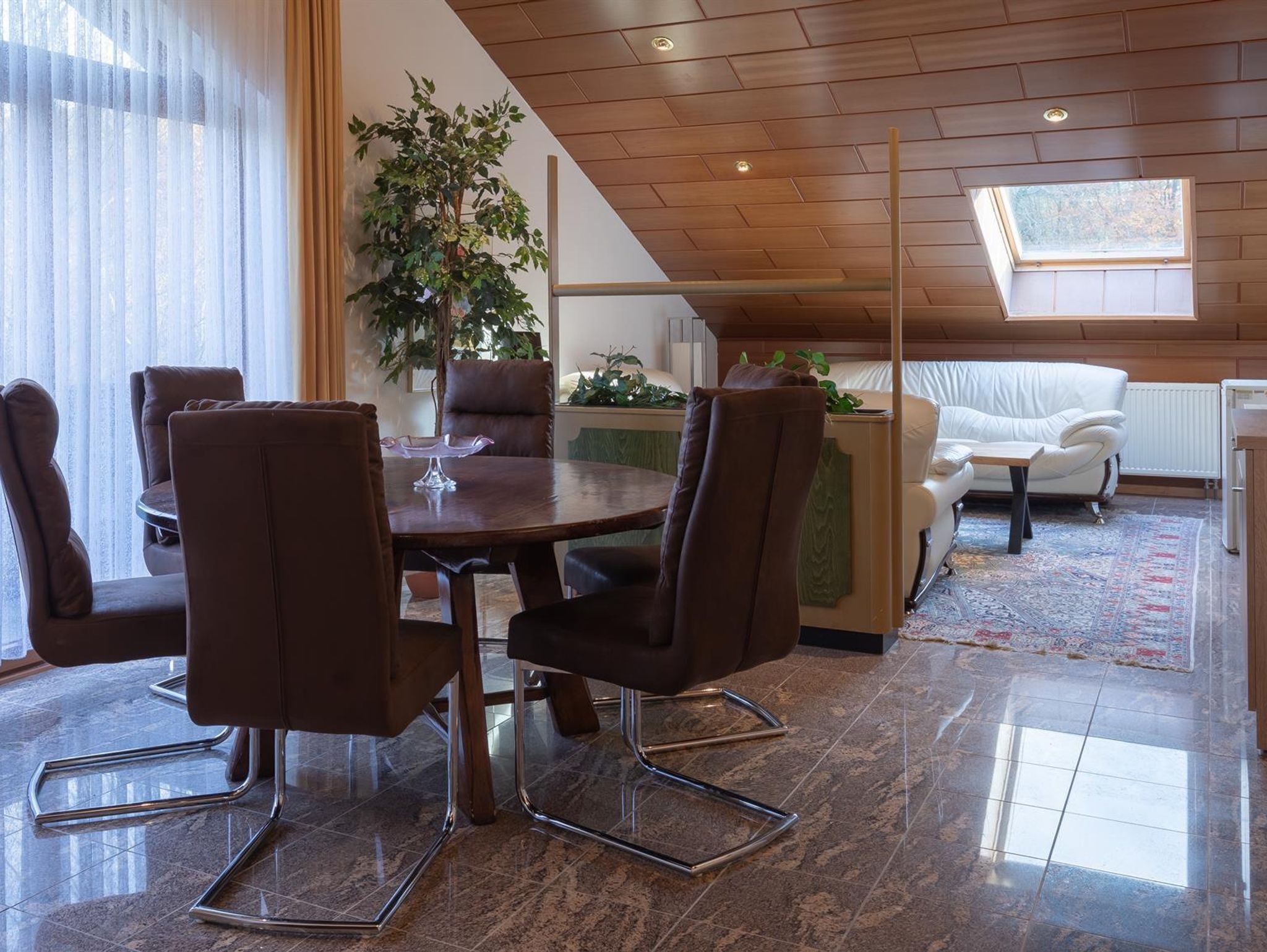 Suite king-size bed, bath with shower, toilet - Hotel-Restaurant Barbarossahof