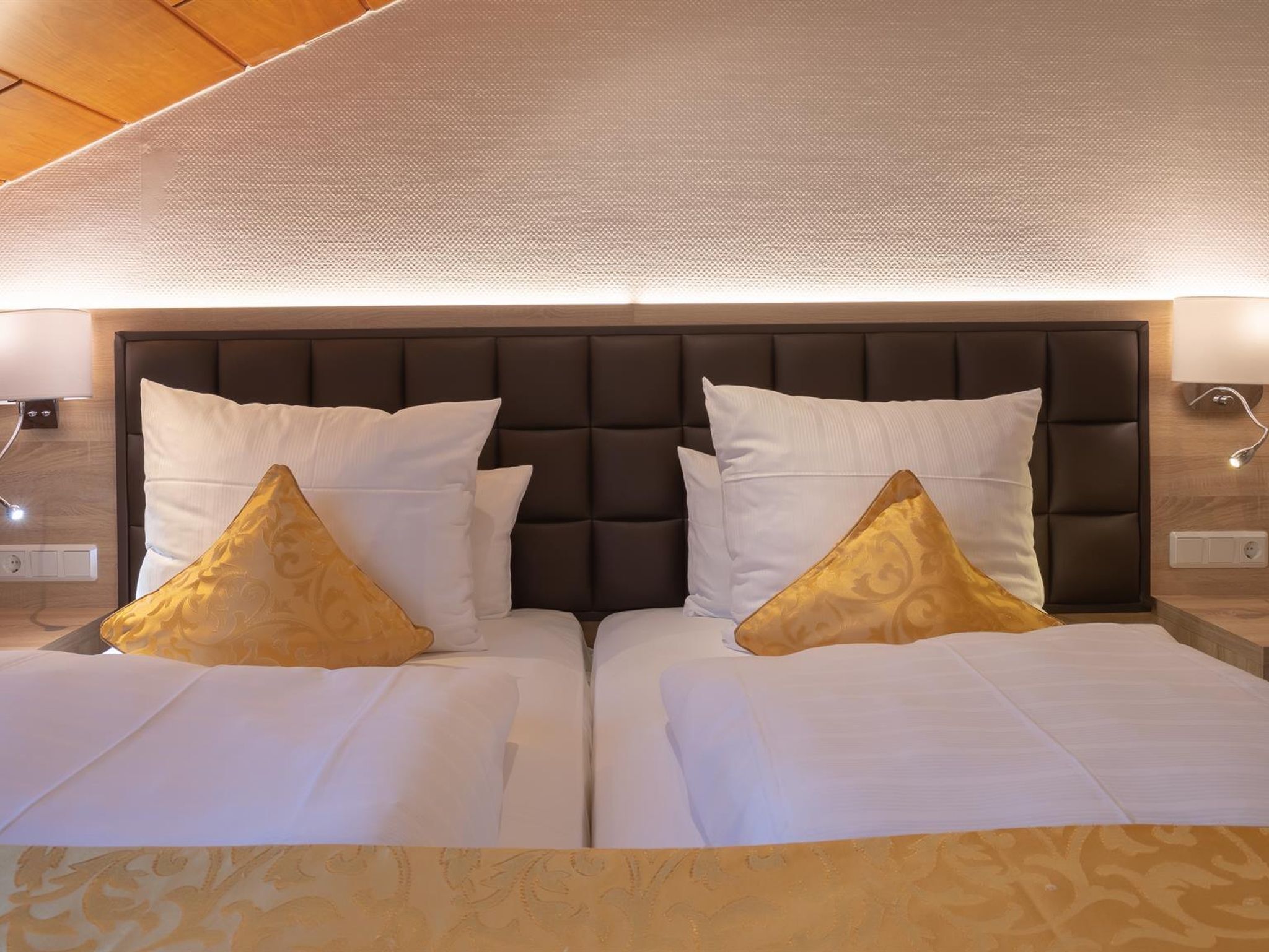 Suite king-size bed, bath with shower, toilet - Hotel-Restaurant Barbarossahof