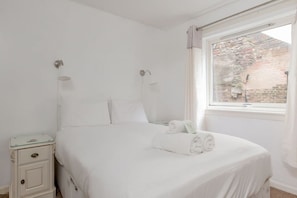 2 bedrooms, iron/ironing board, WiFi, bed sheets - Chic Apartment in the Heart of the Royal Mile (Edinburgh)