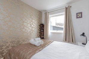 2 bedrooms, iron/ironing board, WiFi, bed sheets