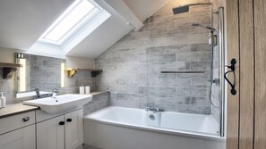 Asciugacapelli, asciugamani, shampoo, carta igienica