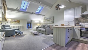 Eine moderne Lofts-Wohnung mit Küche, Wohnbereich und Essplatz.