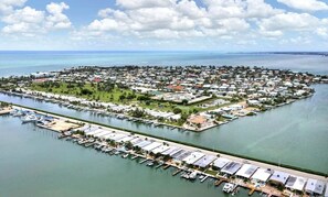 Marina - Canal front getaway w/ water view & access to the Cabana Club (Key Colony Beach)