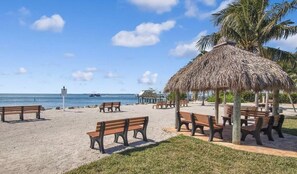 Beach nearby - Canal front getaway w/ water view & access to the Cabana Club (Key Colony Beach)