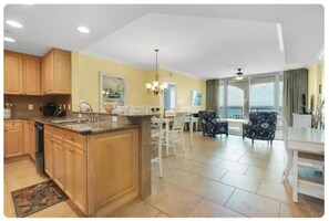 Dining - A day in paradise! Beachfront - great views from all rooms. Pensacola  beach. (Pensacola Beach)