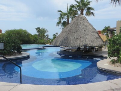 Bella Sirena Luxury Beachside Condo. Quiet, with x-large balcony & ocean views.