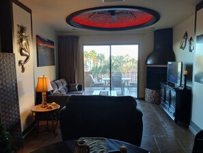 Smart-TV, Kamin, Bücher