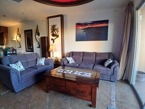 Smart-TV, Kamin, Bücher