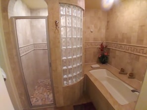 SĂšche-cheveux, serviettes fournies, savon, papier toilette