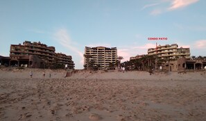 På stranden, solstolar och strandhanddukar