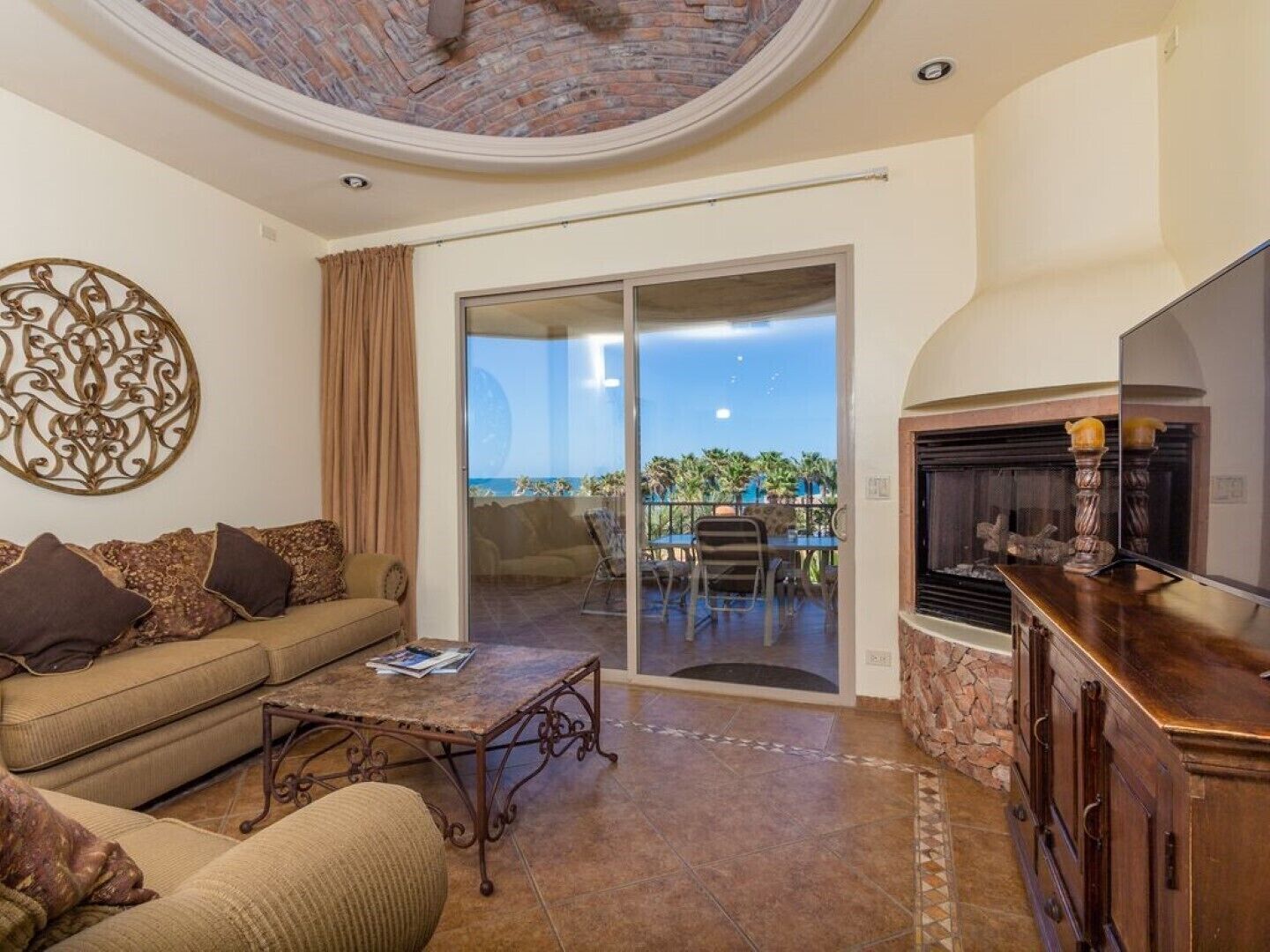 Bella Sirena Luxury Beachside Condo. Quiet, with x-large balcony & ocean views.