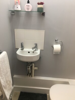 Combined shower/bathtub, hair dryer, towels, soap - Basildon , Laindon 3 bedroom semi- detached house .
(Basildon)