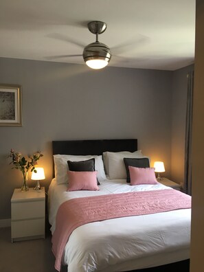 3 bedrooms, desk, iron/ironing board, WiFi - Basildon , Laindon 3 bedroom semi- detached house .
(Basildon)