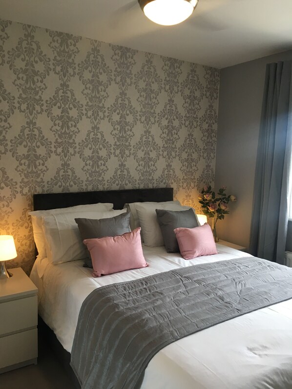 3 bedrooms, desk, iron/ironing board, WiFi - Basildon , Laindon 3 bedroom semi- detached house .
(Basildon)