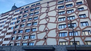 Un hôtel à plusieurs étages, doté d’une façade aux lignes géométriques et de nombreuses fenêtres.