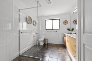 Shower, hair dryer, towels, soap - Noble House ~ 2 Bed / 1Bath /1 Car ~ Parklands + Transport (Wilston)