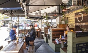 Outdoor dining - Noble House ~ 2 Bed / 1Bath /1 Car ~ Parklands + Transport (Wilston)