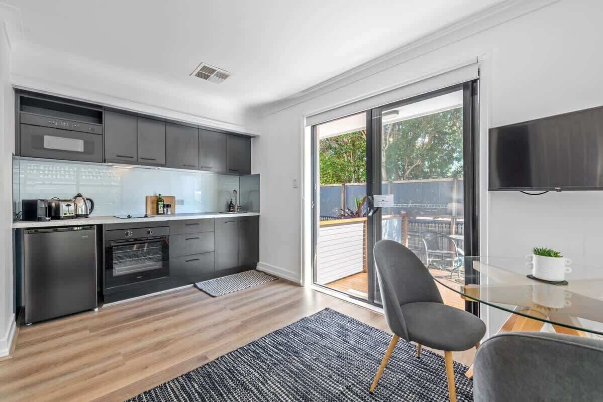 Fridge, microwave, oven, coffee/tea maker